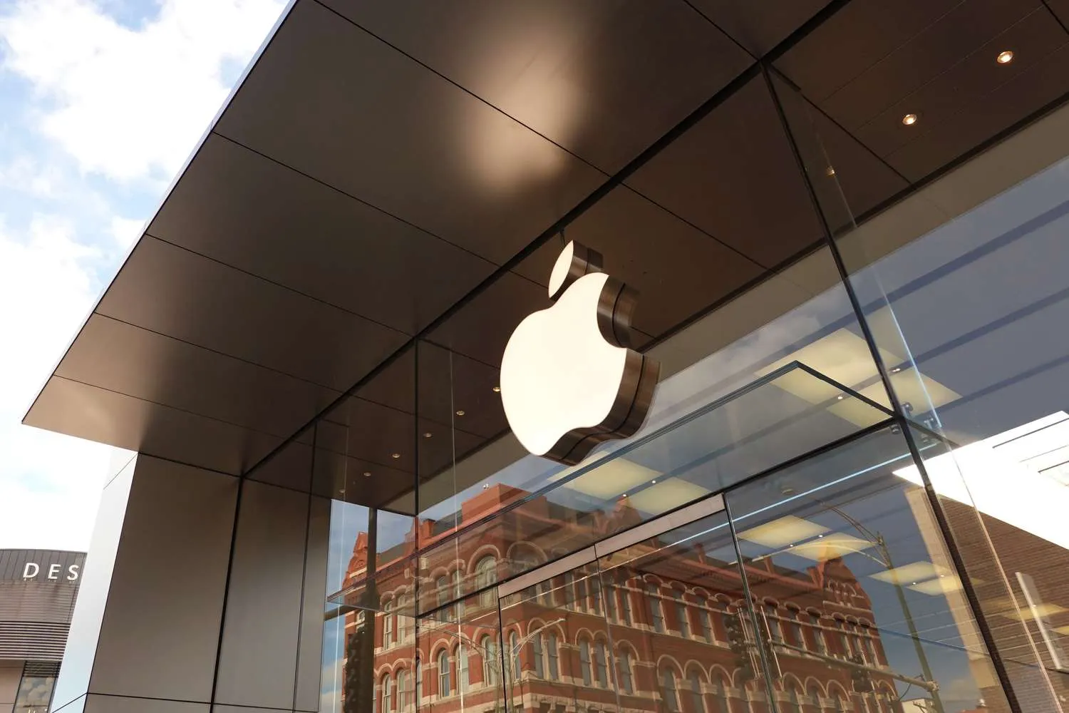 How Apple’s Budget Dispute Slowed Its AI RaceThe Inside Story of Tim Cook and Luca Maestri
