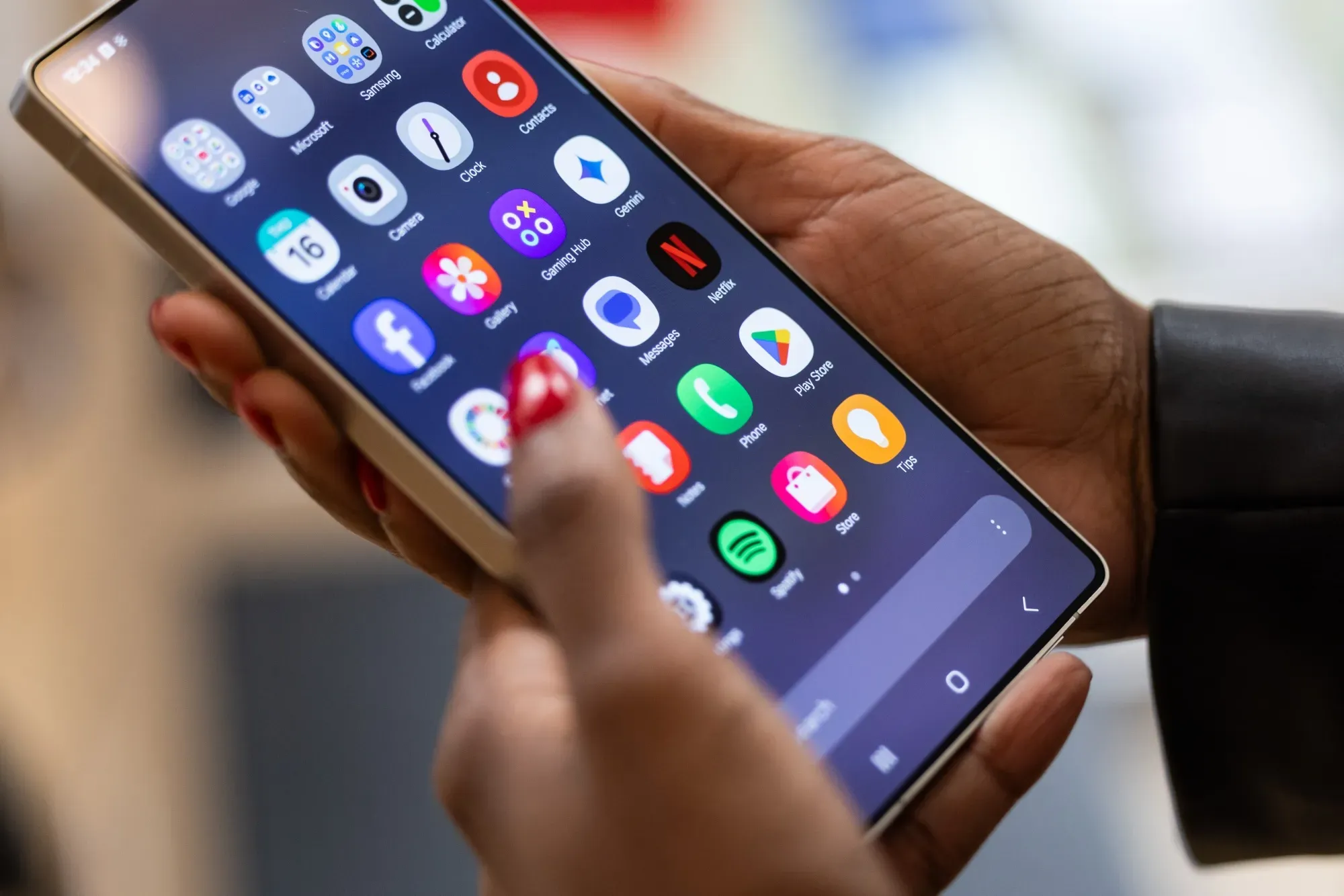 Perplexity Joins Motorola’s New Razr Phones Despite Google Blockg