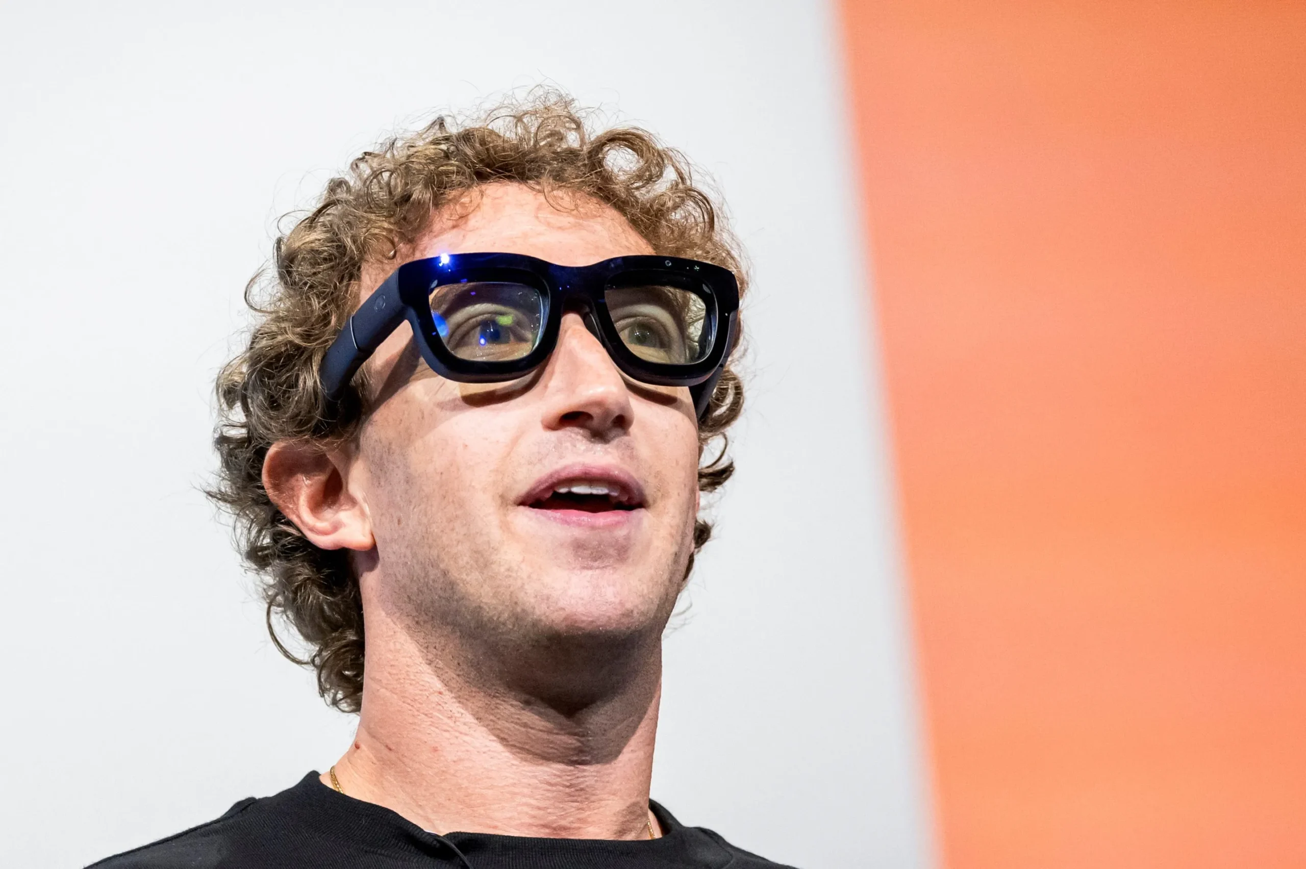 Tim Cook's Race Against Zuckerberg: Who Will Create Smart Glasses First?