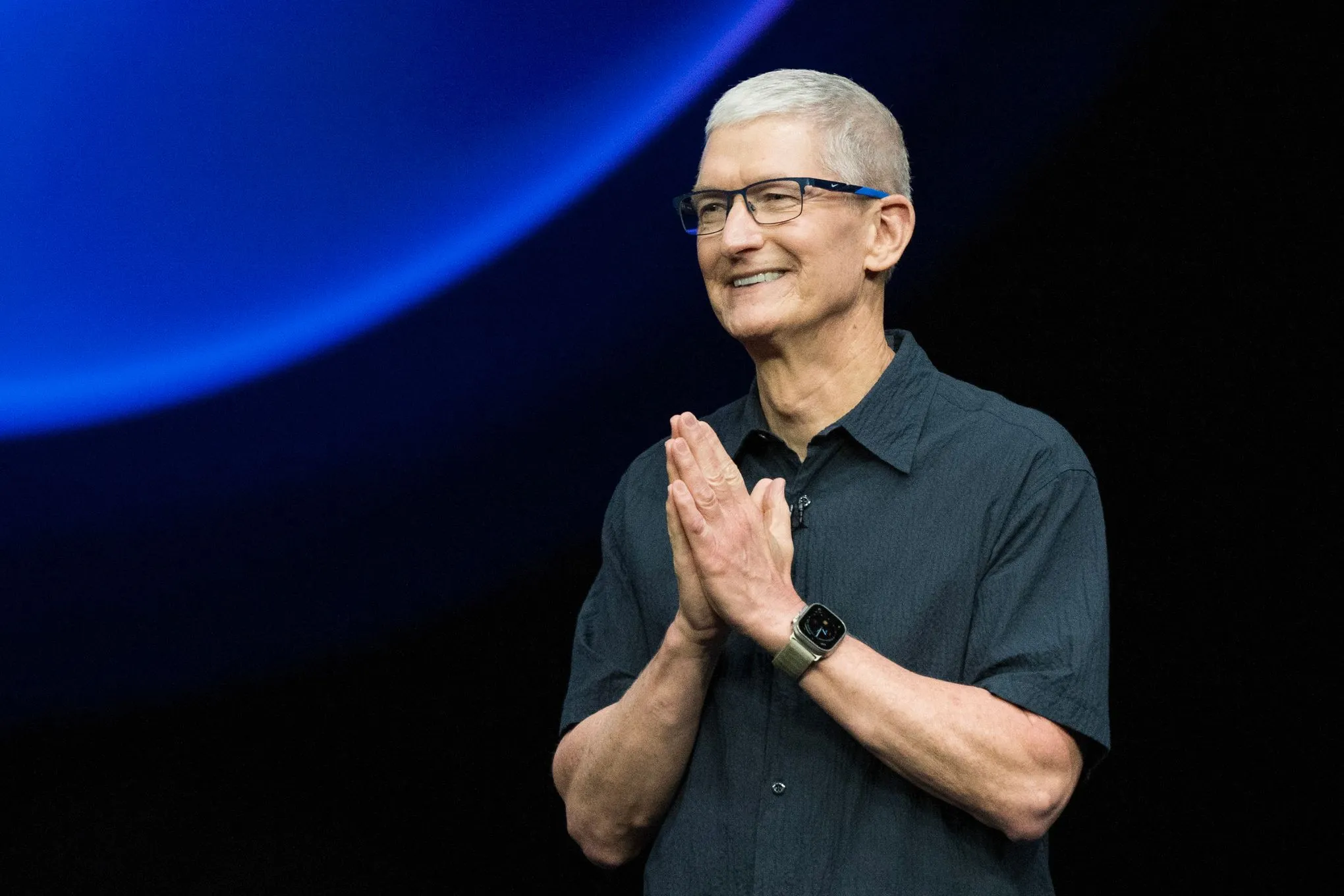 Tim Cook's Race Against Zuckerberg: Who Will Create Smart Glasses First?
